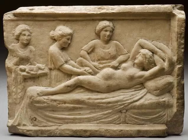 Il parto nell’antichità con partoriente, ostetrica e doula